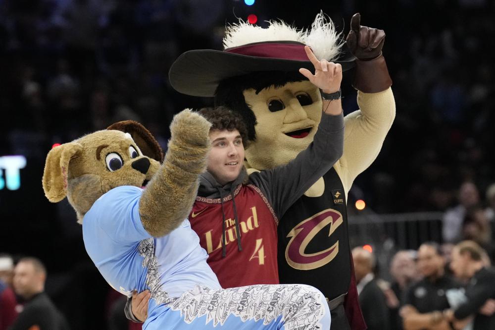 更是对他们 更是对他们